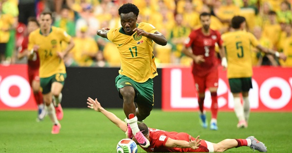 Úc phá dớp ngoạn mục tại World Cup, thắng Thổ Nhĩ Kỳ 2-0: Ngôi sao trẻ làm điều cực khó tin - hình ảnh - shbetv.vip Úc phá dớp ngoạn mục tại World Cup, thắng Thổ Nhĩ Kỳ 2-0: Ngôi sao trẻ làm điều cực khó tin - hình ảnh - shbetv.vip