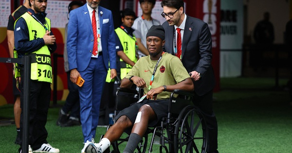 Tiền đạo Canada xuất hiện trên xe lăn sau chấn thương kinh hoàng, FIFA phạt nguội cực nặng sao Qatar - hình ảnh - shbetv.vip