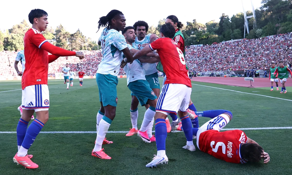 Tiền đạo Bồ Đào Nha tát đối thủ trong trận giao hữu trước World Cup - hình ảnh - shbetv.vip