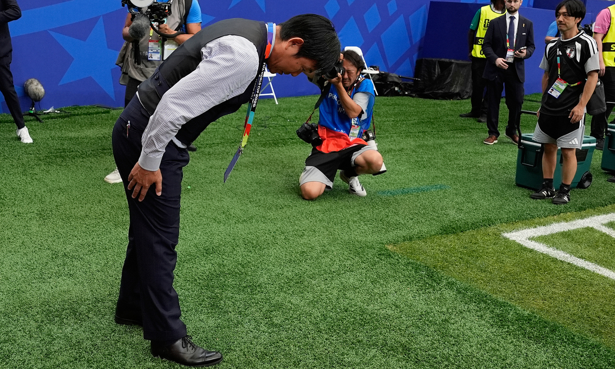 HLV Nhật Bản cúi đầu tri ân khán giả sau trận thua Brazil tại World Cup 2026 - hình ảnh - shbetv.vip