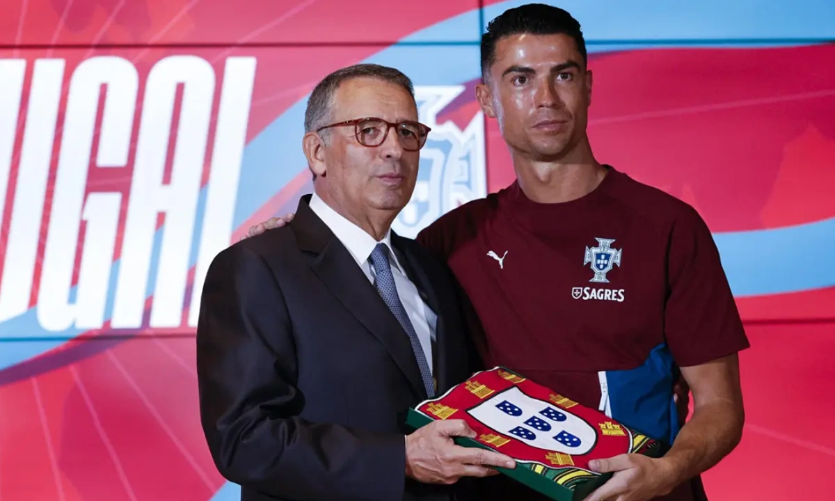 SHBET cược thể thao: Ronaldo nhận quốc kỳ từ Tổng thống, quyết tâm chinh phục World Cup 2026 - hình ảnh - shbetv.vip