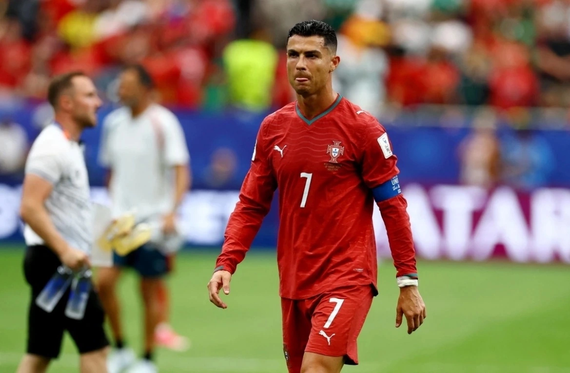 Cầu thủ CHDC Congo thừa nhận không kèm Ronaldo: Cơ hội cho fan cá cược tại SHBET? - hình ảnh - shbetv.vip
