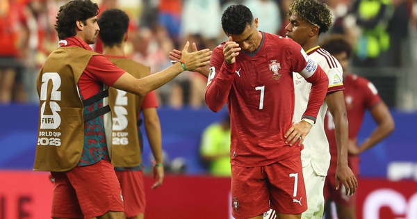 Ibrahimovic chê HLV Martinez không dám hy sinh Ronaldo, khiến Bồ Đào Nha bị loại cay đắng - hình ảnh - shbetv.vip Ibrahimovic chê HLV Martinez không dám hy sinh Ronaldo, khiến Bồ Đào Nha bị loại cay đắng - hình ảnh - shbetv.vip