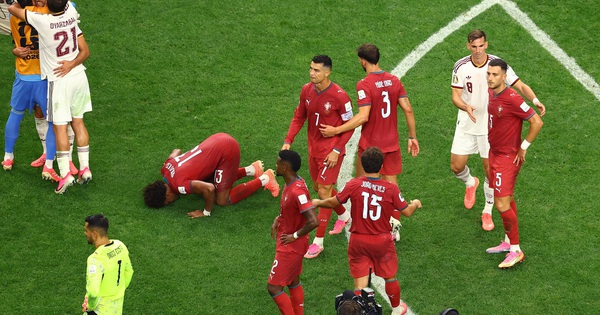HLV Tây Ban Nha gây sốt với cảnh ôm Ronaldo: ‘Tôi ngưỡng mộ giá trị anh ấy…’ - hình ảnh - shbetv.vip