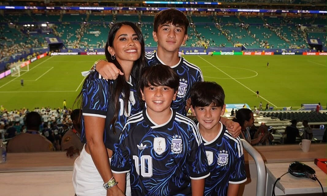 Vợ Messi mừng chồng chiến thắng: Khoảnh khắc xúc động trên khán đài - hình ảnh - shbetv.vip Vợ Messi mừng chồng chiến thắng: Khoảnh khắc xúc động trên khán đài - hình ảnh - shbetv.vip