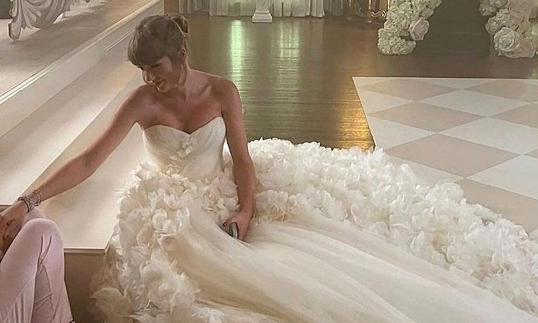 Taylor Swift diện đầm cưới Dior trong hôn lễ với Travis Kelce - hình ảnh - shbetv.vip Taylor Swift diện đầm cưới Dior trong hôn lễ với Travis Kelce - hình ảnh - shbetv.vip